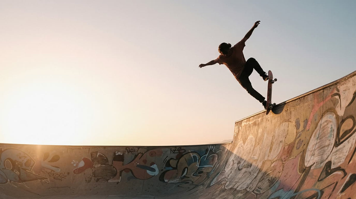 Mural Skate en el Bowl al Atardecer, Terracota y Arena (diseño completo)