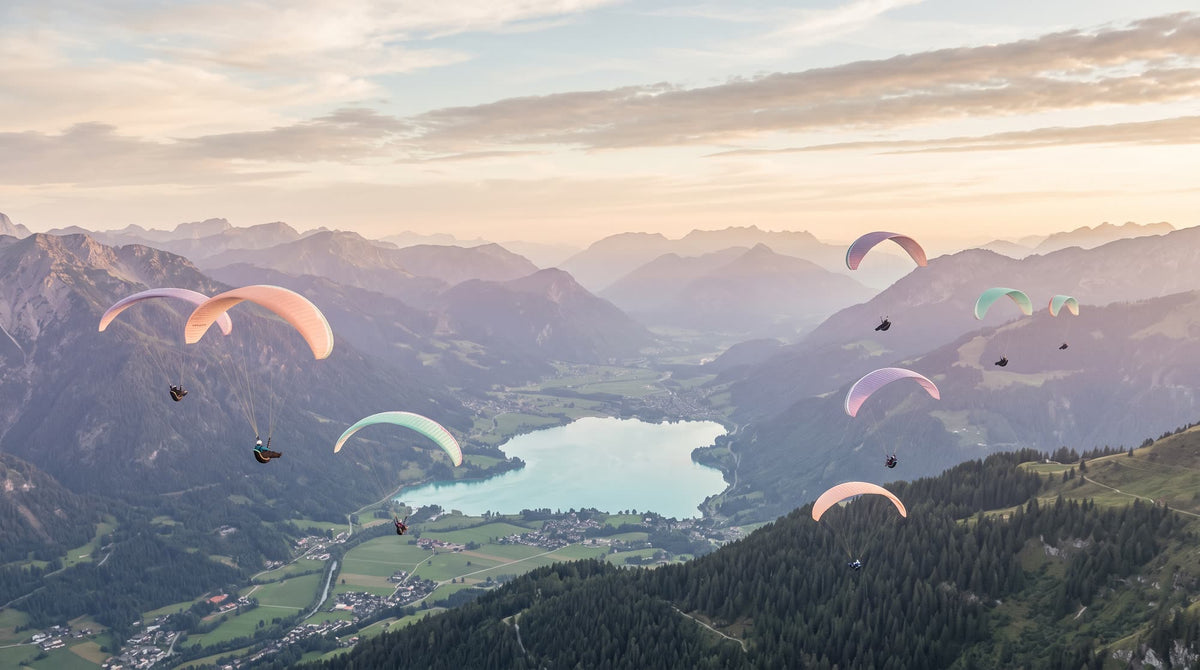 Mural Parapente sobre un Valle con Lago, Melocotón y Lila (diseño completo)