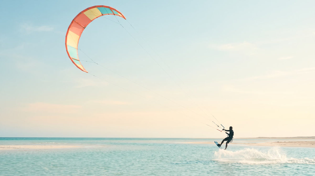 Mural Kitesurf Saltando en una Bahía, Turquesa y Coral (diseño completo)