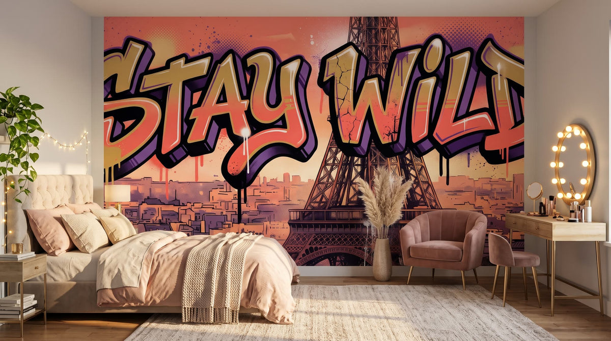 Mural Graffiti de París con la Torre Eiffel, Stay Wild instalado en un dormitorio